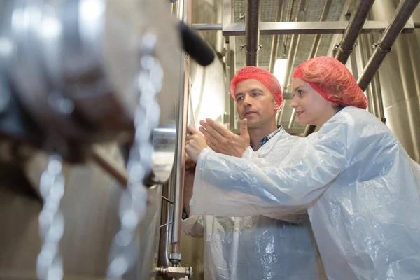 Dois Trabalhadores Vinícolas Uniforme Olhando Para Cuba Vinho — Fotografia de Stock