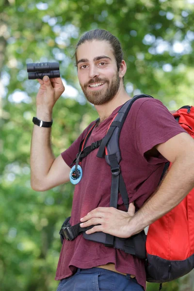 Homem Feliz Com Binóculos Floresta — Fotografia de Stock