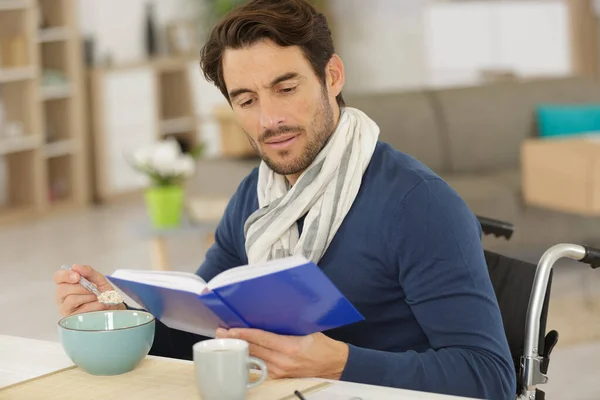 Mannelijke Leraar Rolstoel Met Boeken — Stockfoto