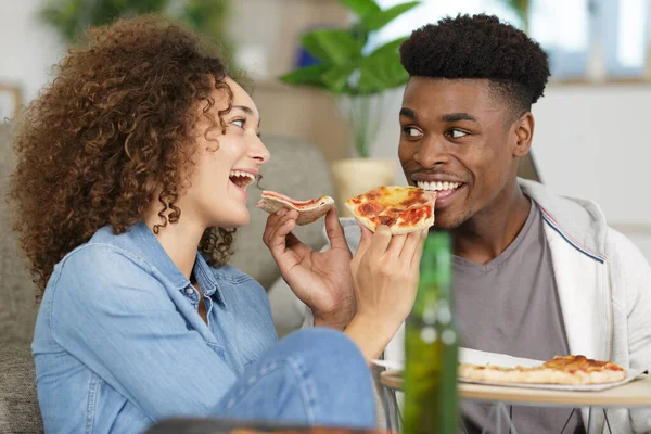 Молода Пара Розділяє Піцу — стокове фото