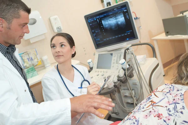 Medico Specialista Che Istruzioni Tecnico Degli Ultrasuoni — Foto Stock