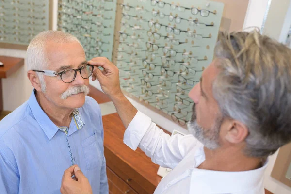 Οπτικός Που Εφαρμόζει Γυαλιά Των Πελατών — Φωτογραφία Αρχείου