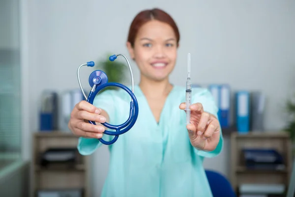 Schöne Krankenschwester Hält Spritze — Stockfoto