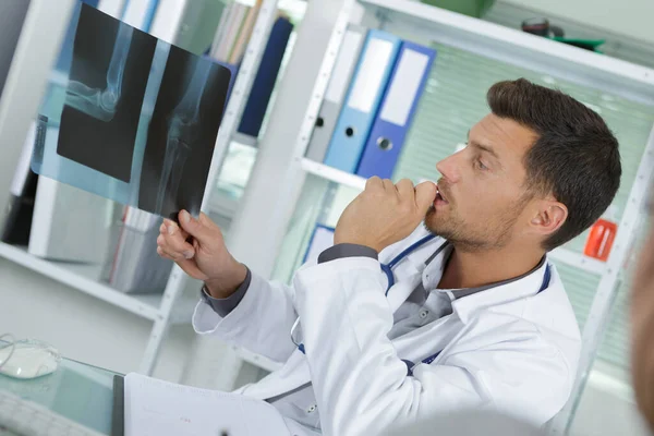 Médecin Masculin Regardant Une Radiographie — Photo