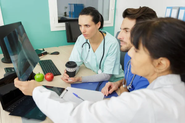 Equipe Médica Verificando Resultados Raios — Fotografia de Stock