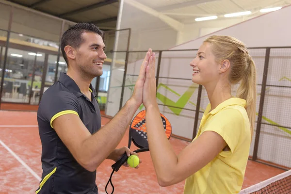 Vrouw Tennis Speler Doet High Five Met Haar Coach — Stockfoto