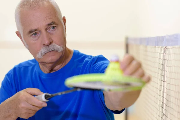 Uomo Anziano Che Prepara Servire Badminton — Foto Stock