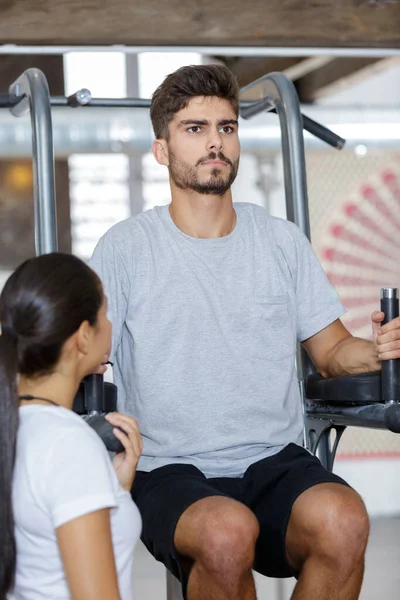 Homem Fazendo Exercício Ginásio — Fotografia de Stock