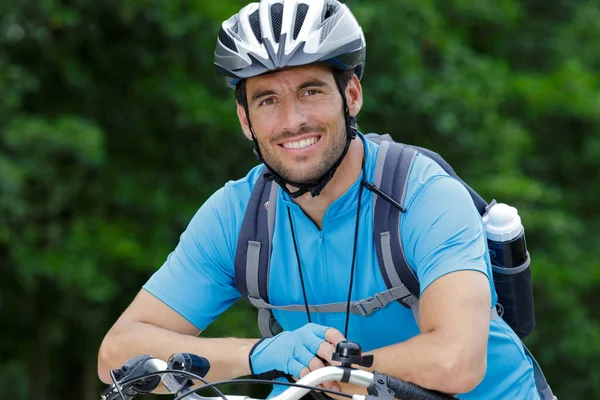 Πορτρέτο Του Αρσενικού Ποδηλάτη Φορώντας Κράνος — Φωτογραφία Αρχείου