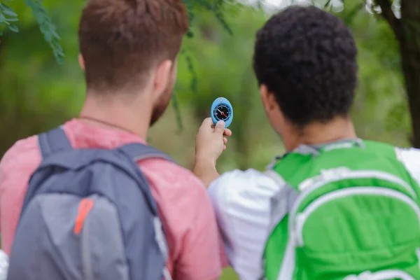 Bakifrån Två Unga Manliga Backpackers Tittar Kompass — Stockfoto