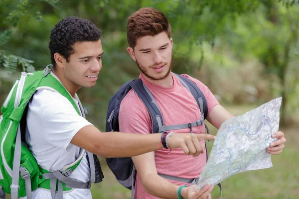 Two Young Men Looking Map Countryside — Stock Photo, Image