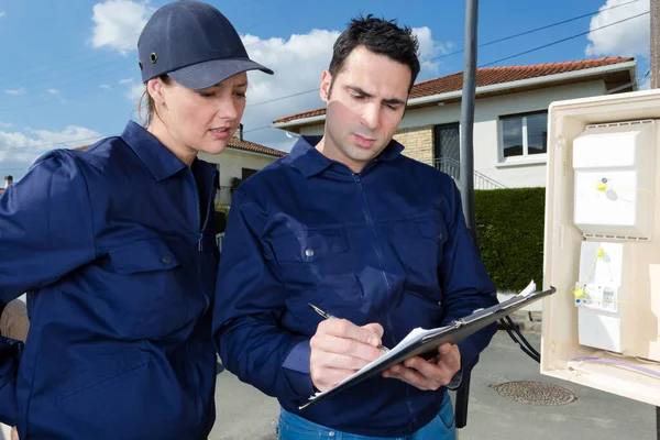 Ingenieurinnen Und Ingenieure Freien — Stockfoto