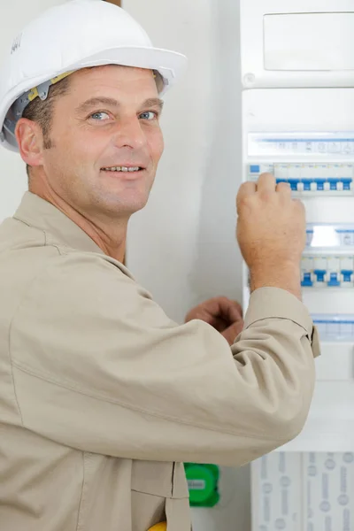 Electrician Measuring Voltage Fuse Board — Stock Photo, Image