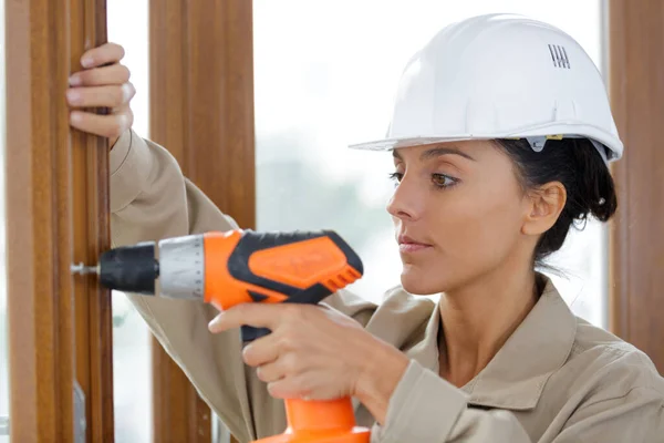 Female Builder Using Cordless Screwdriver — Stock Photo, Image