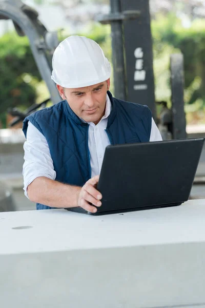 Trabajador Profesional Mirando Ordenador Portátil —  Fotos de Stock