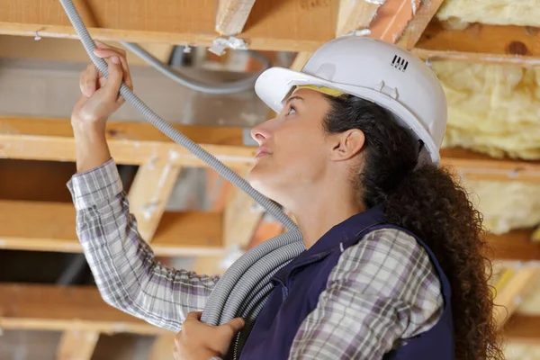 Vista Basso Angolo Elettricista Femminile Installazione Del Tronco Del Cavo — Foto Stock