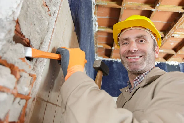 Bauarbeiter Arbeitet Mit Hammer Und Meißel — Stockfoto