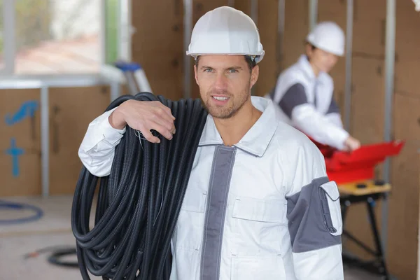 Eletricista Segurando Rolo Tubo Proteção Elétrica — Fotografia de Stock