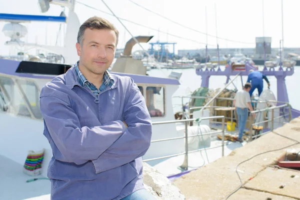 Mann Posiert Hafen — Stockfoto