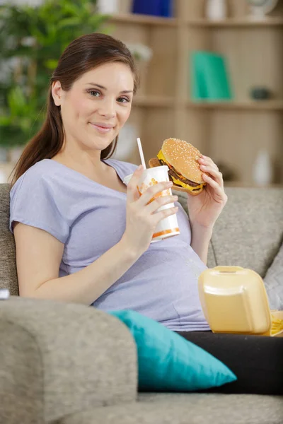 Una Mujer Embarazada Está Comiendo — Foto de Stock