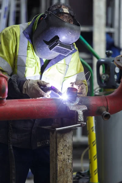 Mann Mit Maske Schweißt Rohre Der Industrie — Stockfoto