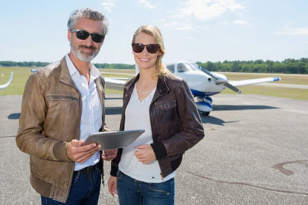 Porträtt Attraktiva Man Och Kvinna Flygplatsen Med Hjälp Surfplatta — Stockfoto