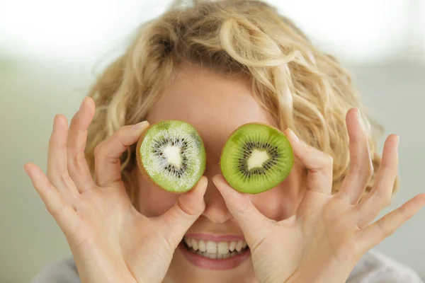 Mujer Con Rodajas Kiwi Delante Sus Ojos — Foto de Stock