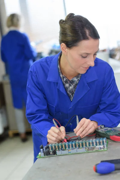 Vrouwelijke Elektricien Meten Spanning Distributie Board Closeup — Stockfoto