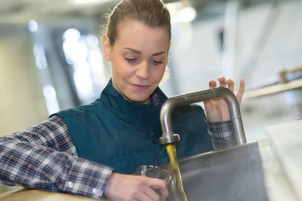 Leende Kvinnlig Ingenjör Bredvid Tank Inne Fabrik — Stockfoto