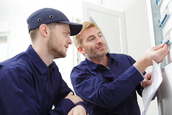 Två Tekniker Läste Plan Verkstaden — Stockfoto