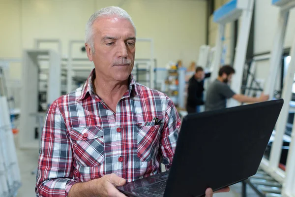 Hombre Maduro Websurf Con Ordenador Portátil — Foto de Stock