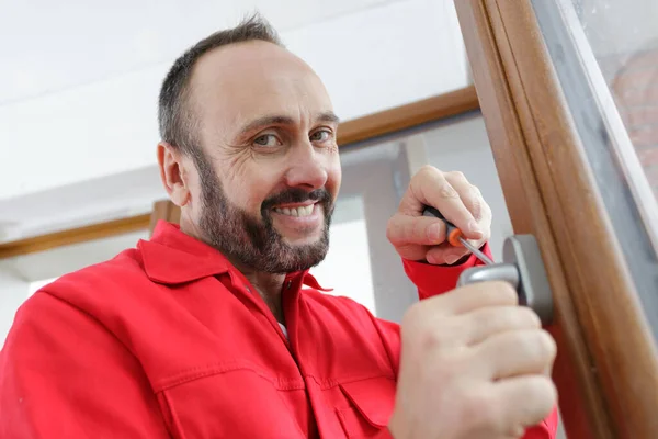 Comerciante Ajustando Alça Janela Com Chave Fenda — Fotografia de Stock