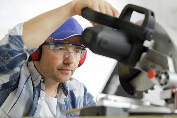 Man Använder Cirkelsåg — Stockfoto