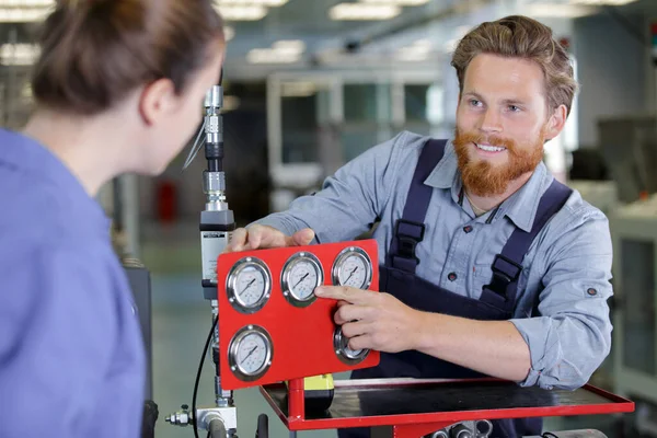 Ingenieurin Hilft Weiblichen Auszubildenden Fabrik — Stockfoto