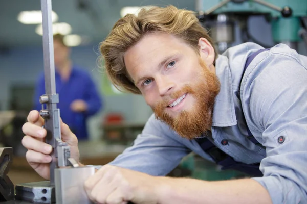 Gelukkige Ingenieur Werkt Een Fabriek — Stockfoto