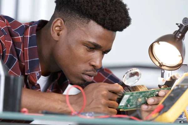 Jeune Homme Concentré Fixation Électronique — Photo