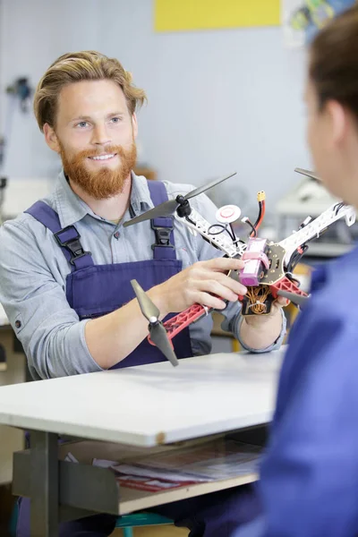 Hombre Que Arregla Dron Laboratorio Servicio — Foto de Stock