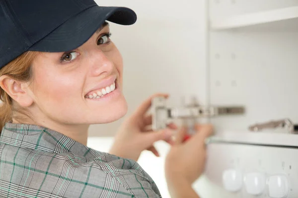 Repair Woman Repairing Cabinet Hinge — Stock Photo, Image