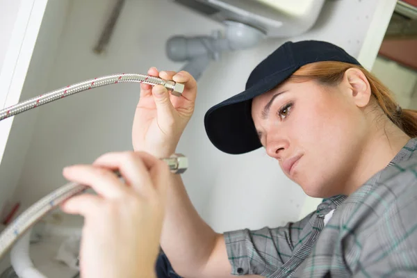 Encanador Mulher Instalando Pia Banheiro — Fotografia de Stock