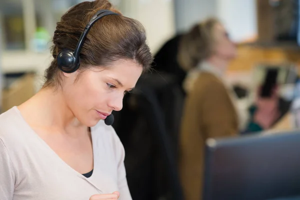 Vrouw Draagt Een Headset Het Kantoor — Stockfoto