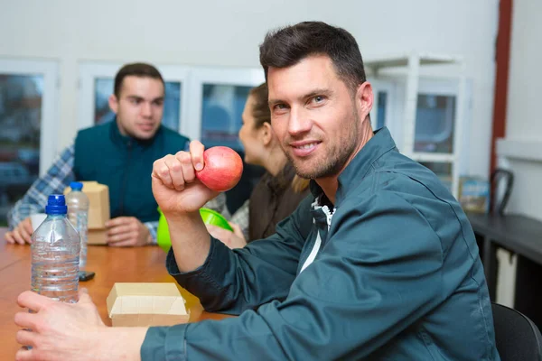 Ritratto Dell Operaio Che Mangia Mela Durante Pausa Pranzo — Foto Stock