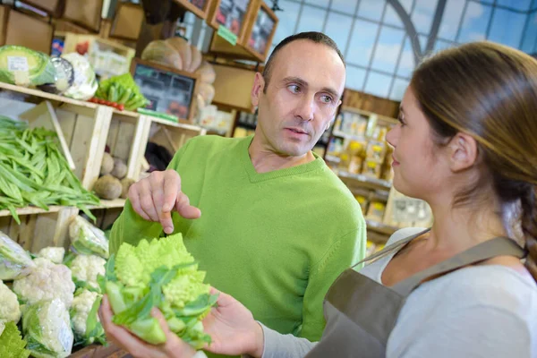 Férfi Vásárol Szezonális Zöldségek Helyi Élelmiszerekben — Stock Fotó