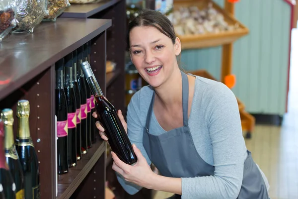 Szczęśliwy Sprzedawca Wina Kobiet Supermarkecie — Zdjęcie stockowe
