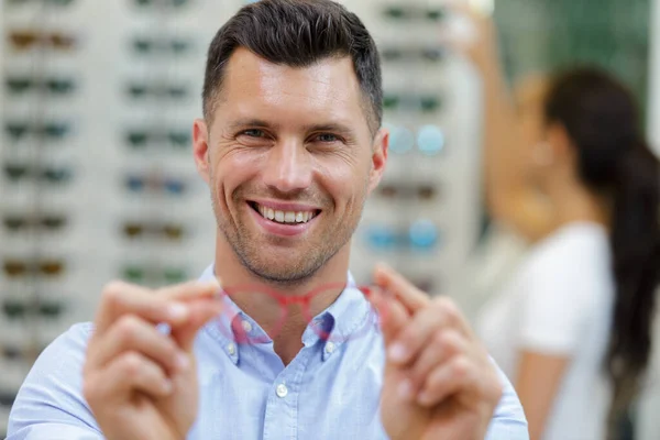 Porträt Eines Glücklichen Geschäftsmannes Beim Ausprobieren Einer Brille — Stockfoto