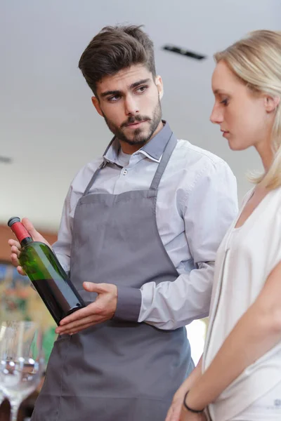 Venditore Vino Che Mostra Bottiglia Vino Cliente Femminile — Foto Stock