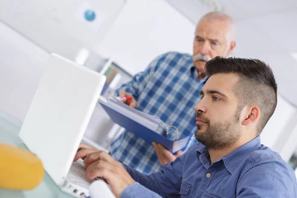 Senior Jonge Werknemer Tijdens Een Project — Stockfoto