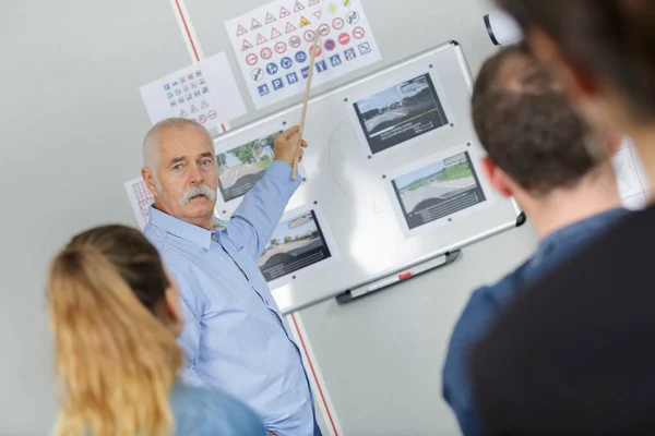 Rijinstructeur Zijn Klas — Stockfoto