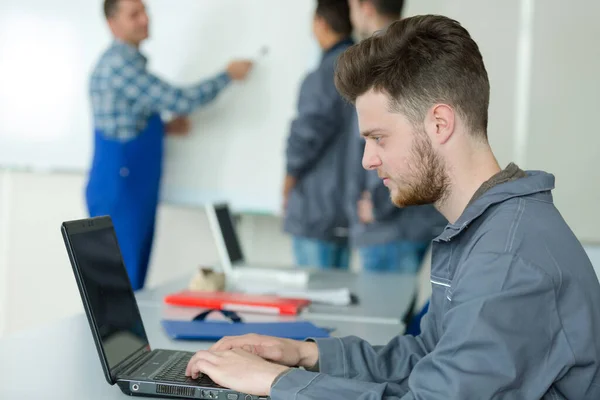 Jongeman Werkt Aan Code — Stockfoto