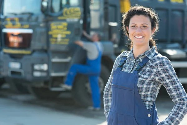 Porträt Einer Arbeiterin Mit Sattelschlepper Hintergrund — Stockfoto