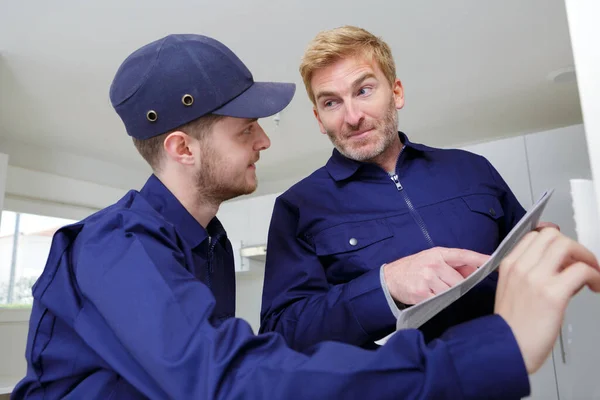 Aprendiz Comerciante Conversando Com Seu Supervisor — Fotografia de Stock